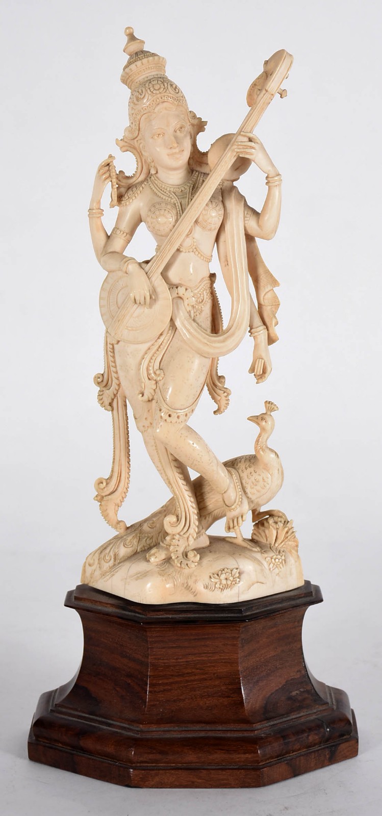Estatueta em marfim representando Divindade indiana com instrumento... - foto 1 de 3