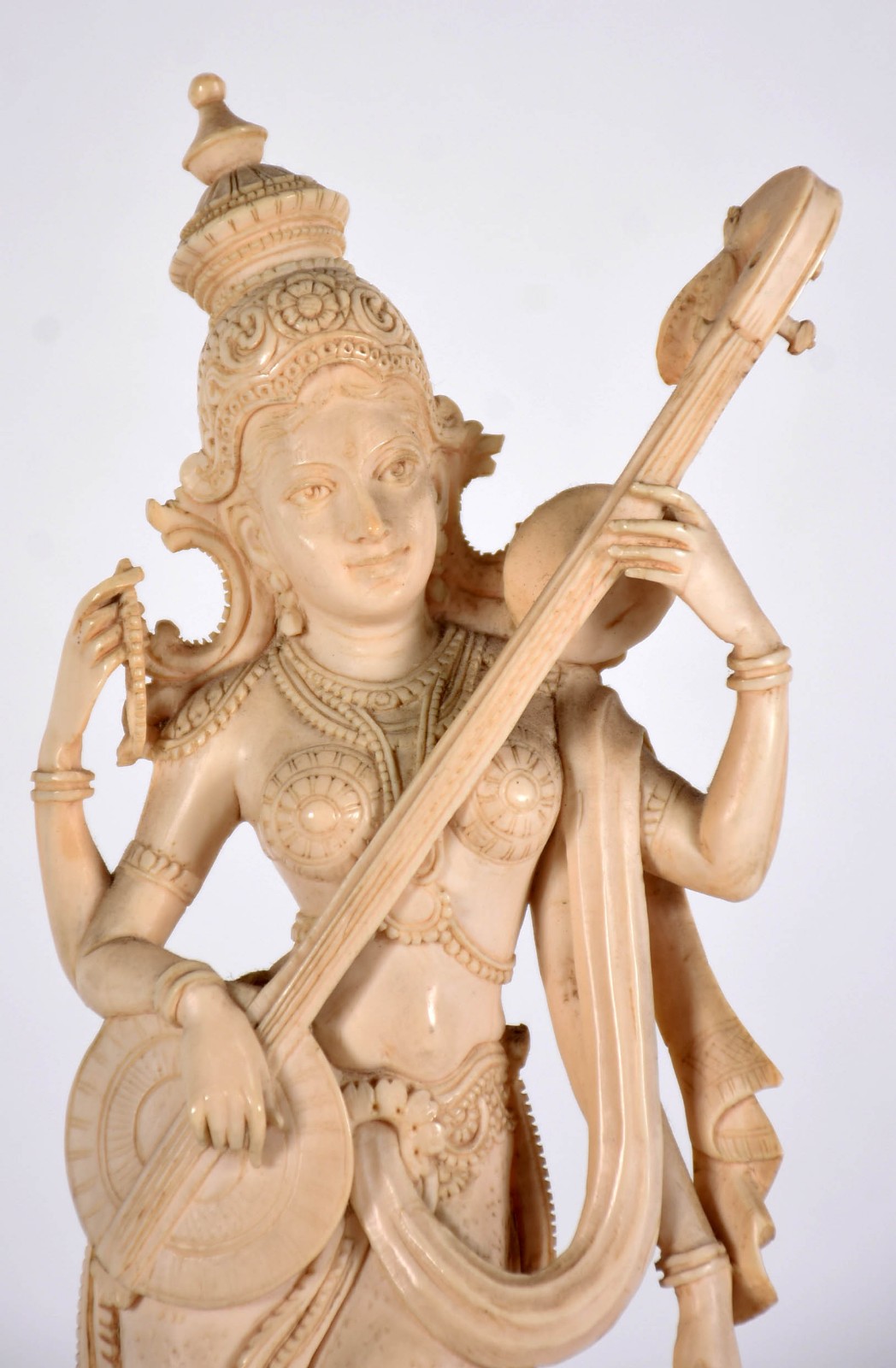 Estatueta em marfim representando Divindade indiana com instrumento... - foto 2 de 3
