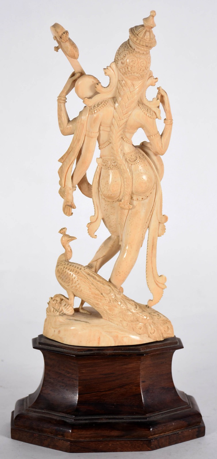 Estatueta em marfim representando Divindade indiana com instrumento... - foto 3 de 3