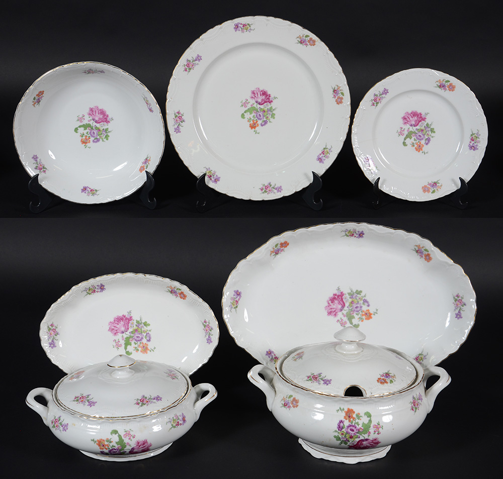 Parte de conjunto de jantar de porcelana tcheca com desenhos florais...
