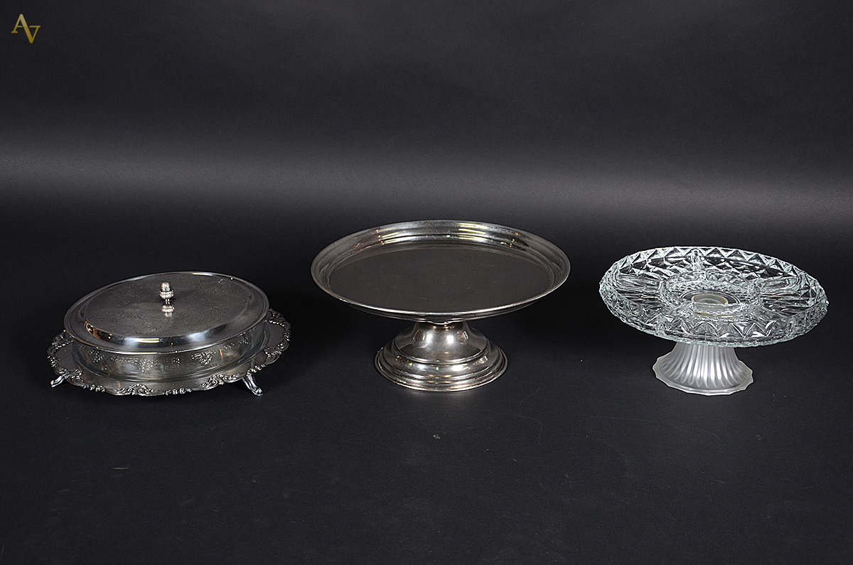 Conjunto com 3 peças de vidro e metal, sendo: petisqueira (diâmetro... - foto 1 de 2