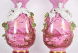 Par de belíssimos vasos de porcelana francesa n... - Par de belíssimos vasos de porcelana francesa na cor rosa, decorados com paisagens e lagos, gargalos com figuras femininas em biscuit com cornuc...
