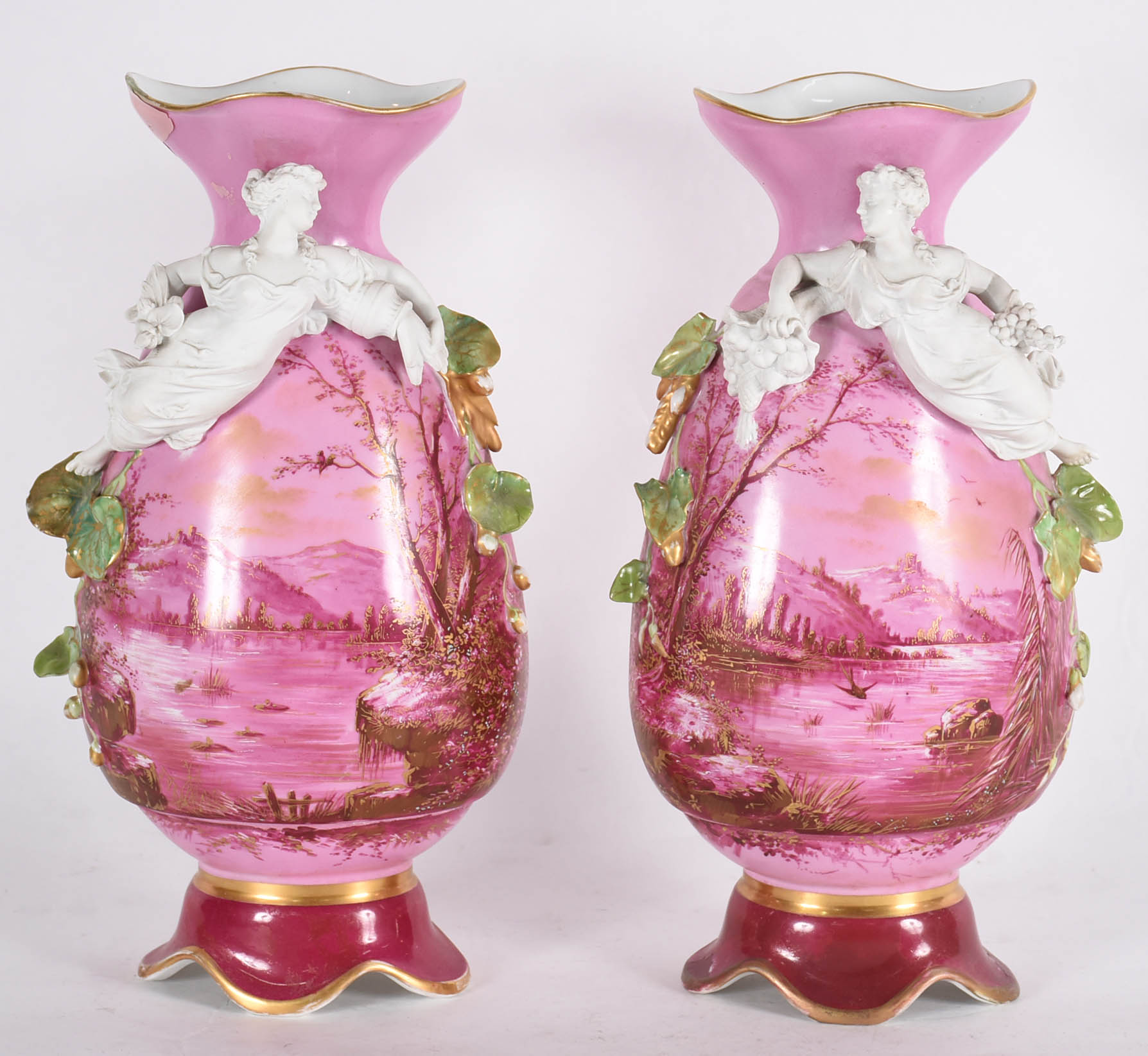Par de belíssimos vasos de porcelana francesa na cor rosa, decorados... - foto 1 de 6