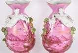 Par de belíssimos vasos de porcelana francesa n... - Par de belíssimos vasos de porcelana francesa na cor rosa, decorados com paisagens e lagos, gargalos com figuras femininas em biscuit com cornuc...