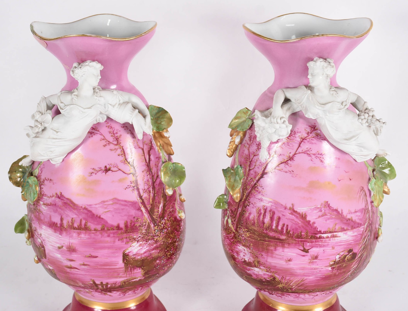 Par de belíssimos vasos de porcelana francesa na cor rosa, decorados... - foto 2 de 6