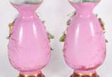 Par de belíssimos vasos de porcelana francesa n... - Par de belíssimos vasos de porcelana francesa na cor rosa, decorados com paisagens e lagos, gargalos com figuras femininas em biscuit com cornuc...