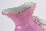 Par de belíssimos vasos de porcelana francesa n... - Par de belíssimos vasos de porcelana francesa na cor rosa, decorados com paisagens e lagos, gargalos com figuras femininas em biscuit com cornuc...
