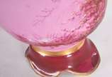 Par de belíssimos vasos de porcelana francesa n... - Par de belíssimos vasos de porcelana francesa na cor rosa, decorados com paisagens e lagos, gargalos com figuras femininas em biscuit com cornuc...