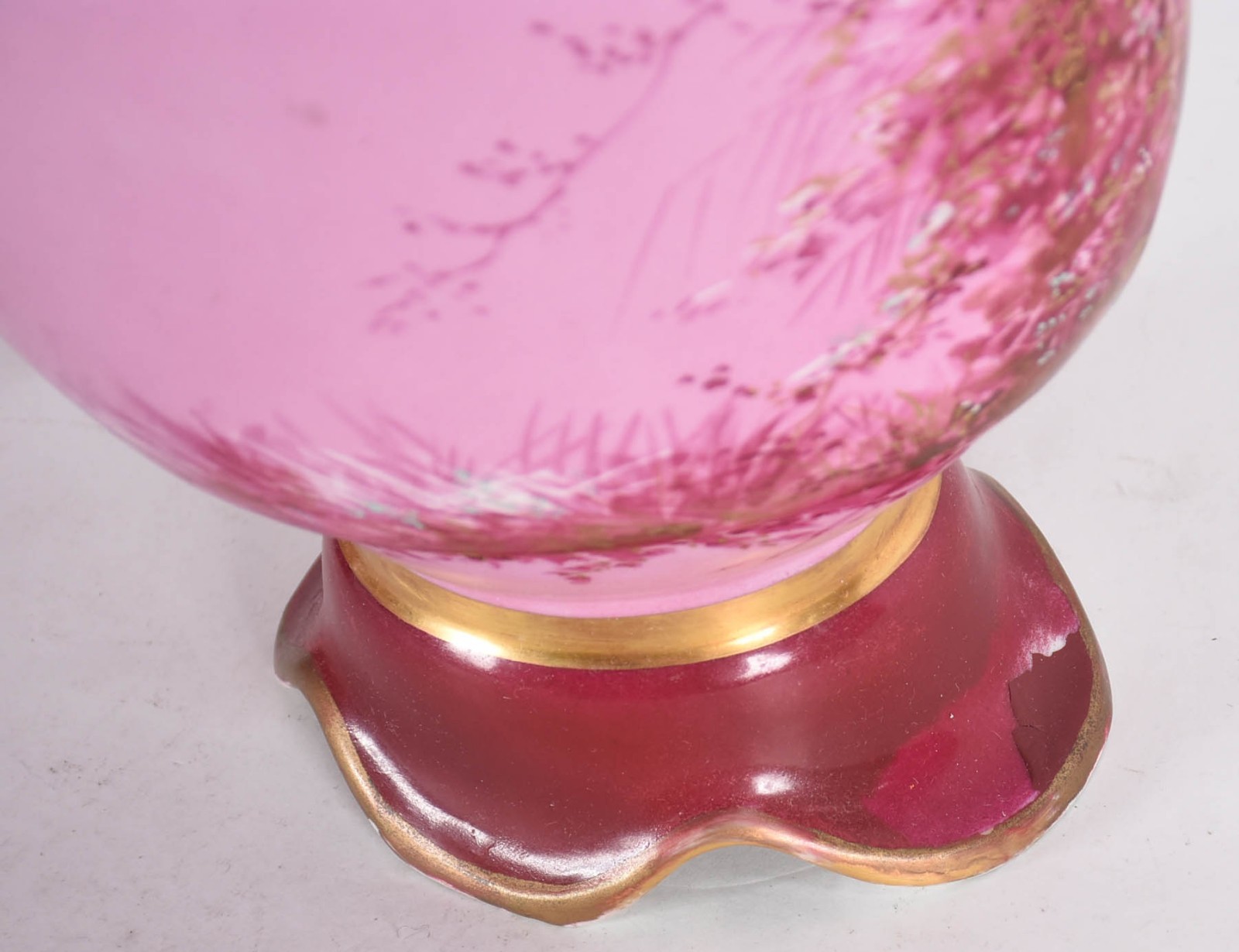 Par de belíssimos vasos de porcelana francesa na cor rosa, decorados... - foto 5 de 6