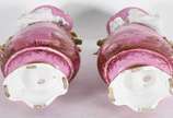 Par de belíssimos vasos de porcelana francesa n... - Par de belíssimos vasos de porcelana francesa na cor rosa, decorados com paisagens e lagos, gargalos com figuras femininas em biscuit com cornuc...