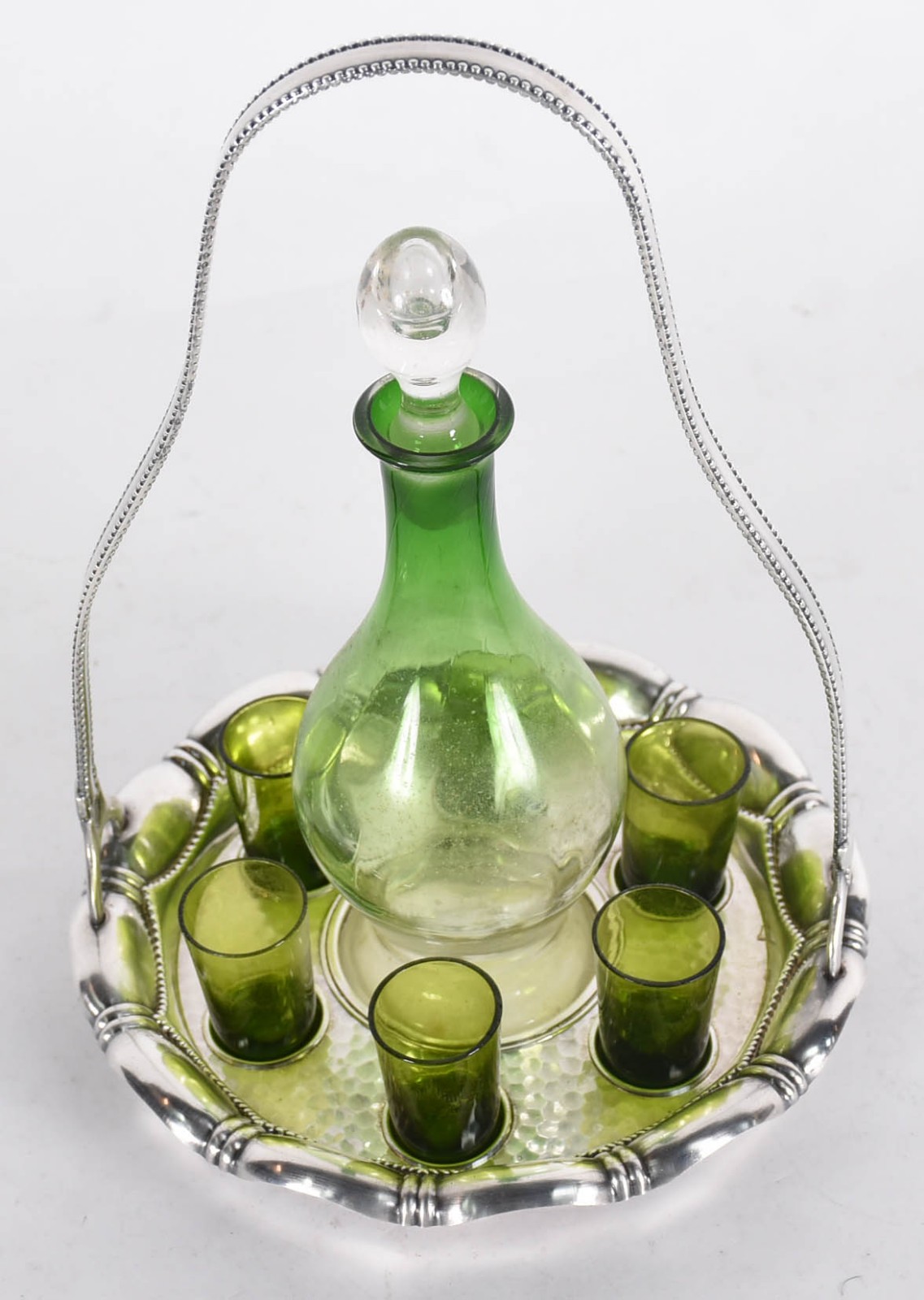 Conjunto de licoreira com 6 copinhos de vidro verde, suporte de metal... - foto 2 de 5