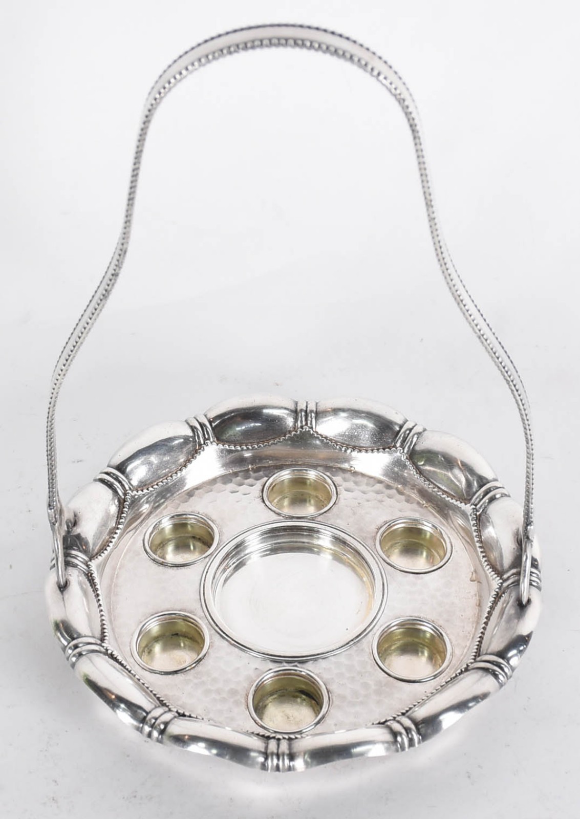 Conjunto de licoreira com 6 copinhos de vidro verde, suporte de metal... - foto 4 de 5