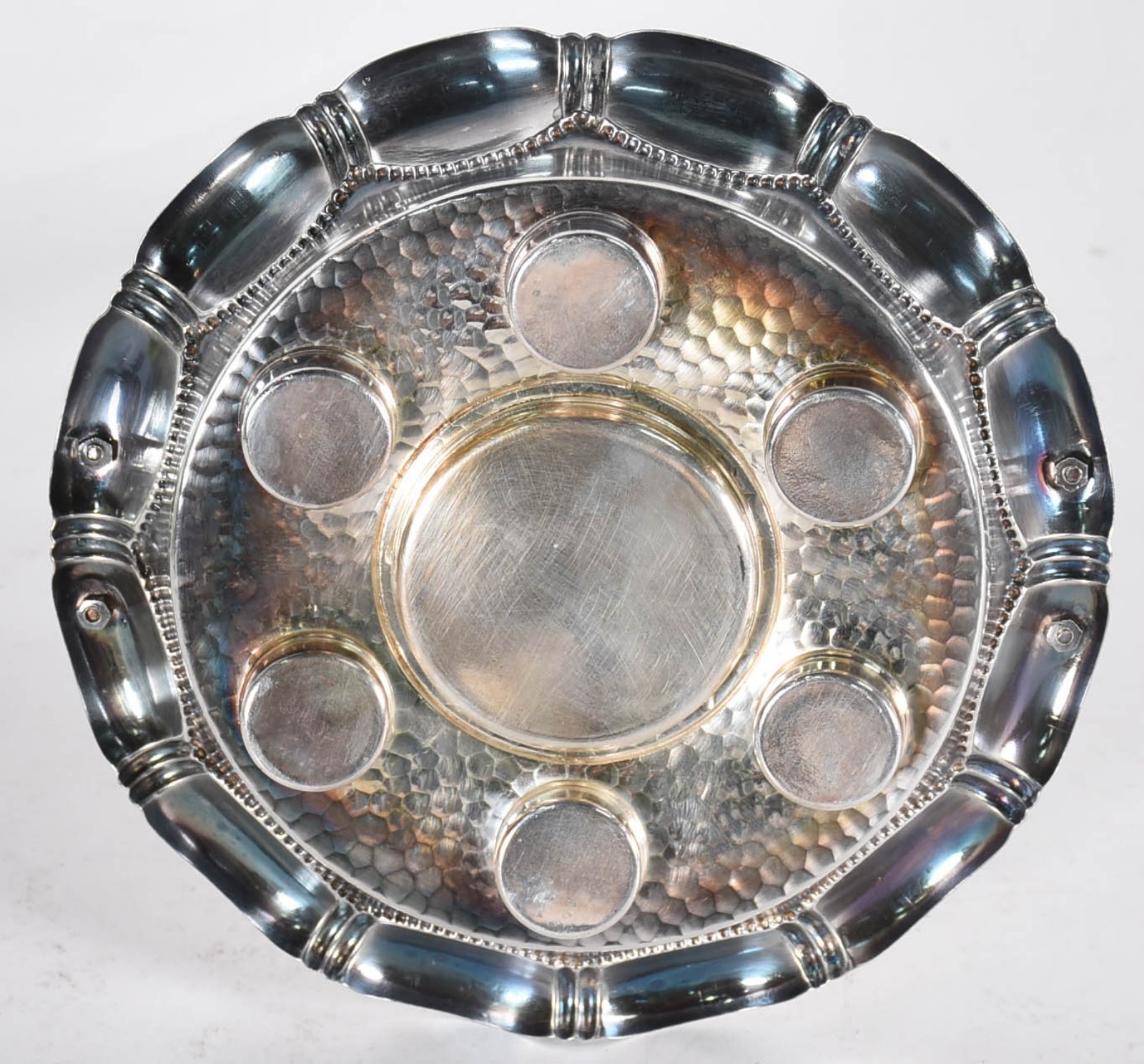 Conjunto de licoreira com 6 copinhos de vidro verde, suporte de metal... - foto 5 de 5