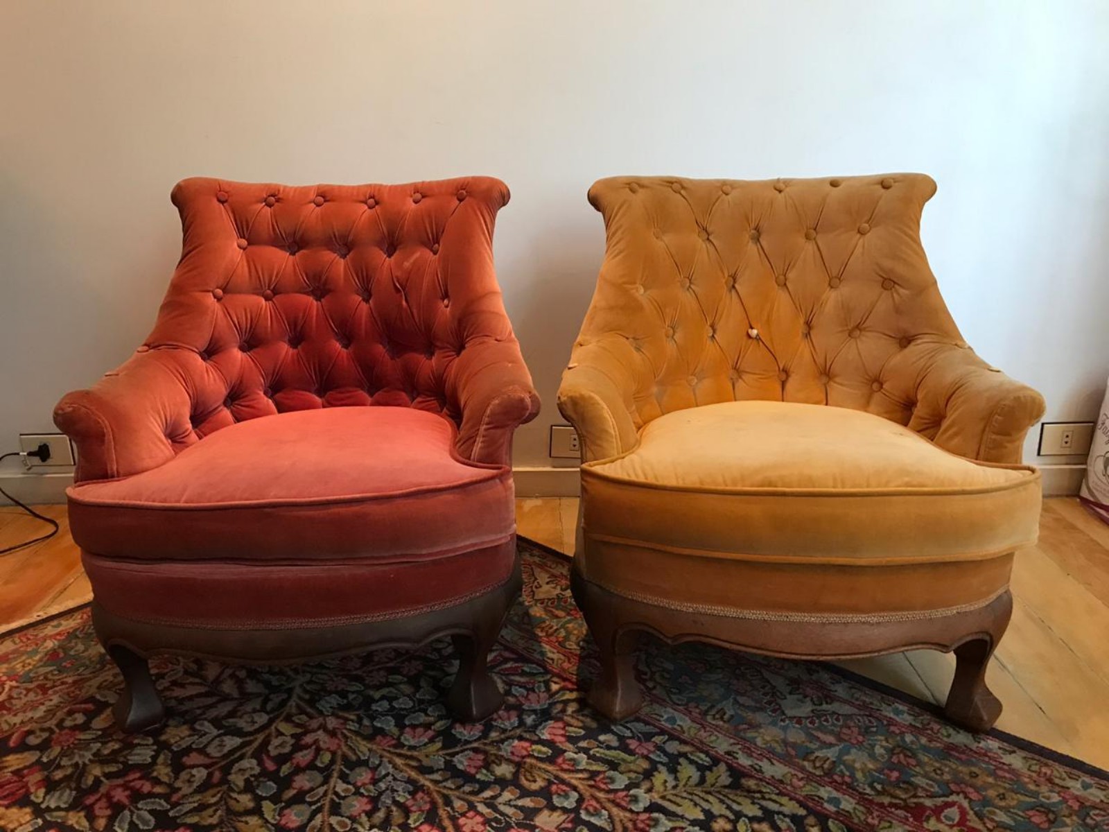 Par de poltronas estofadas e forradas com veludo, uma na cor mostarda... - foto 1 de 6