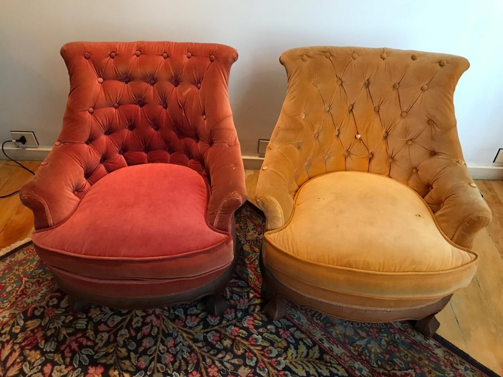 Par de poltronas estofadas e forradas com veludo, uma na cor mostarda... - foto 2 de 6