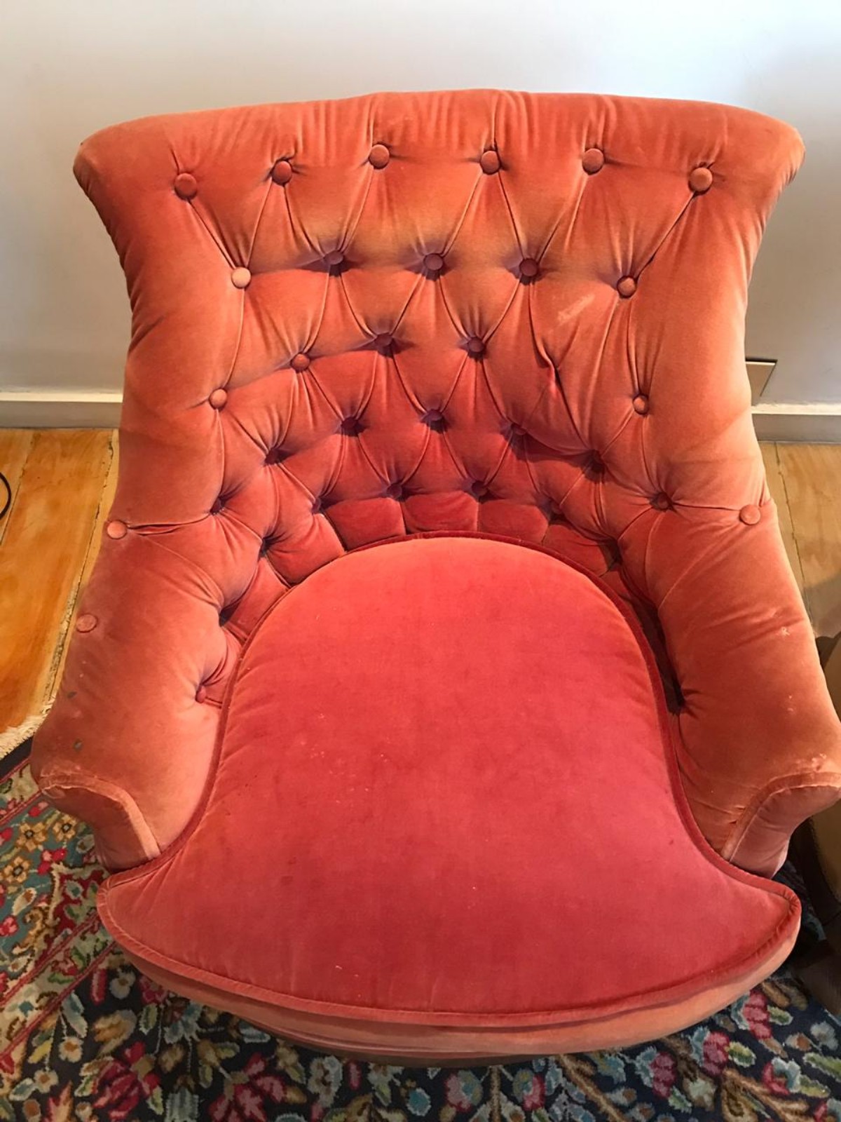 Par de poltronas estofadas e forradas com veludo, uma na cor mostarda... - foto 3 de 6
