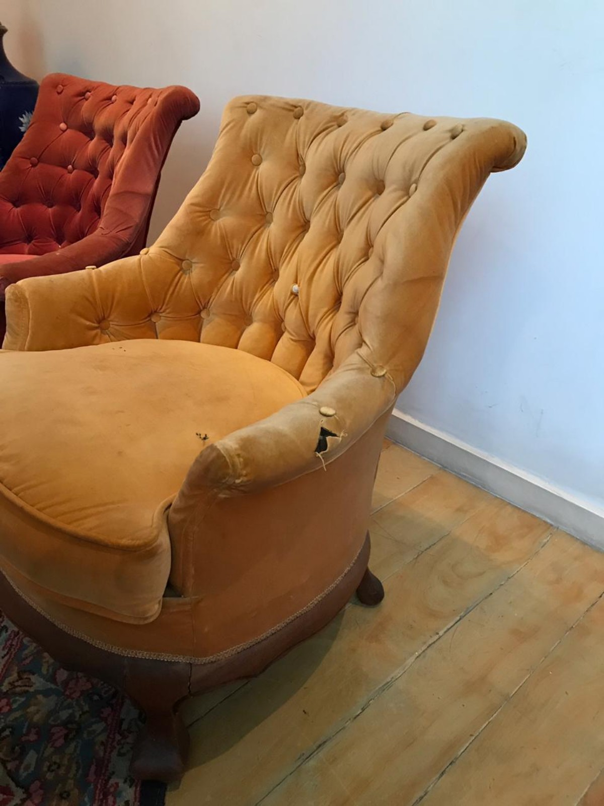 Par de poltronas estofadas e forradas com veludo, uma na cor mostarda... - foto 5 de 6
