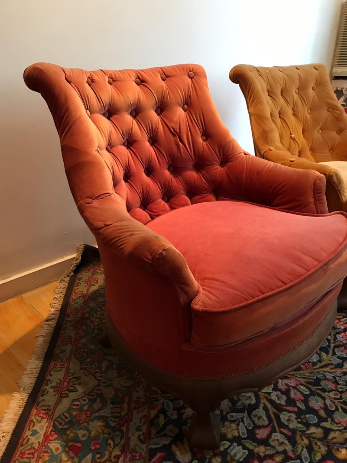 Par de poltronas estofadas e forradas com veludo, uma na cor mostarda... - foto 6 de 6