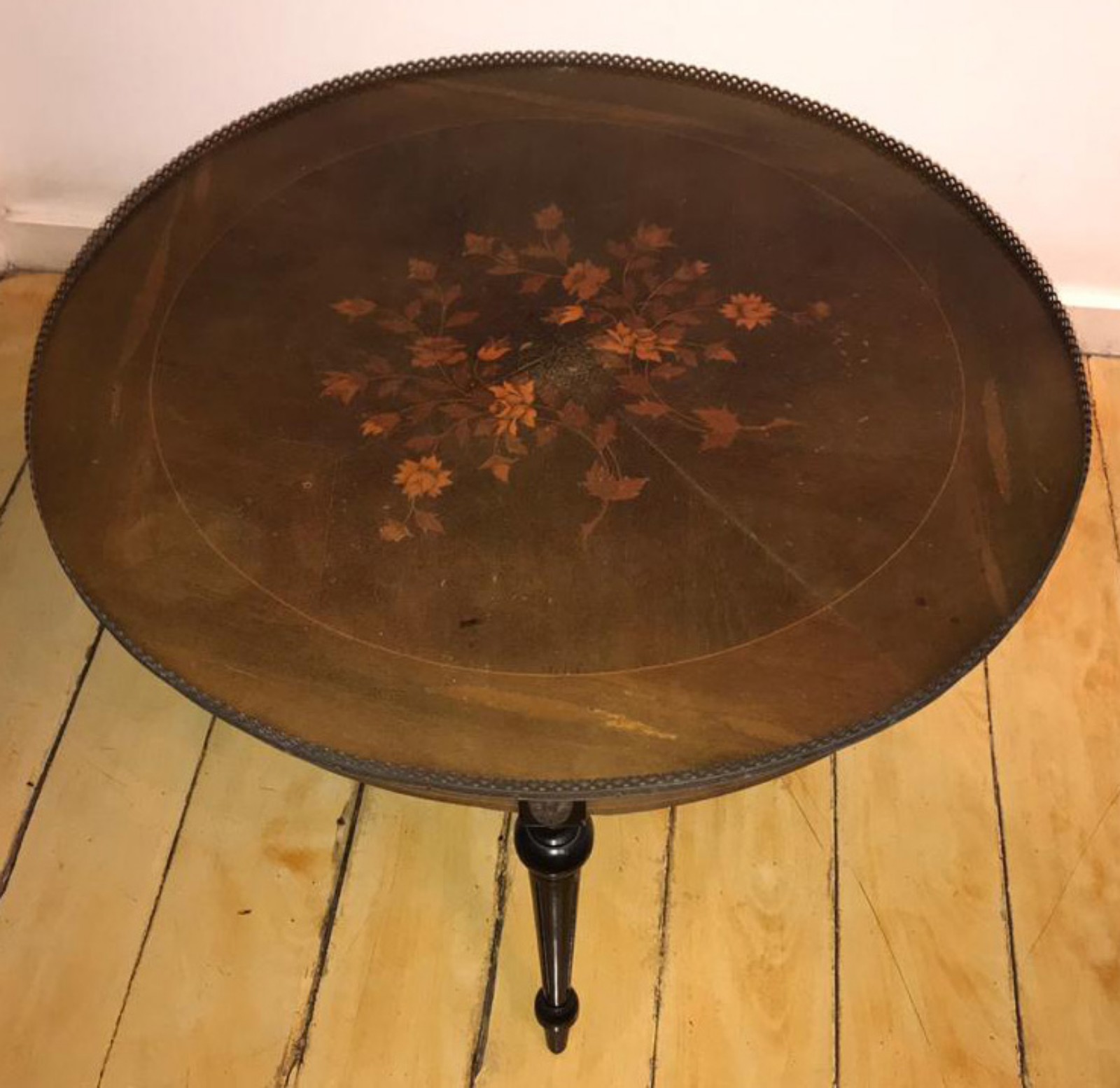 Mesa redonda de madeira nobre, estilo francês, cercadura de metal... - foto 4 de 5