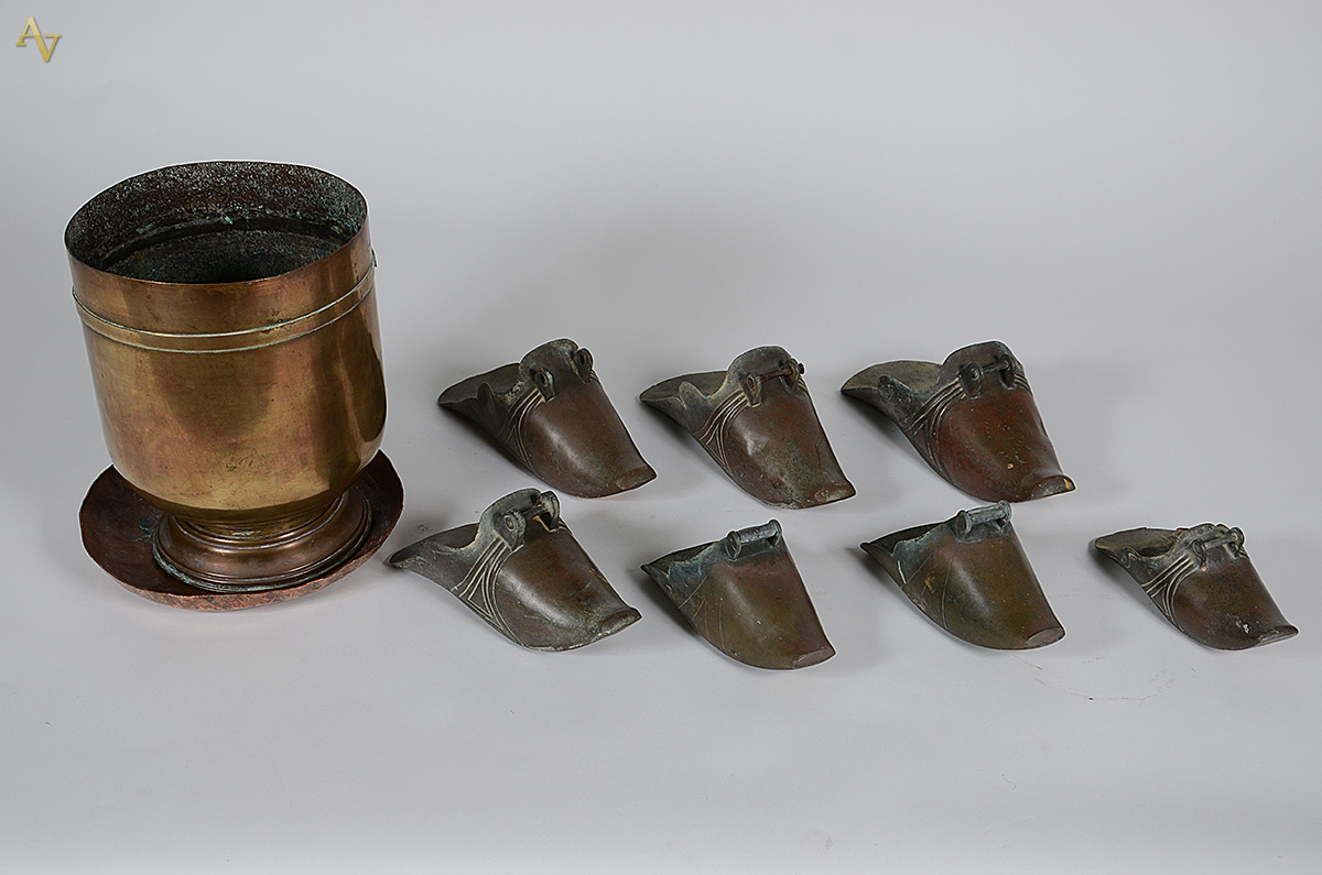 Diversas peças de metal sendo sendo sete sapatas (medidas de 23 cm à...