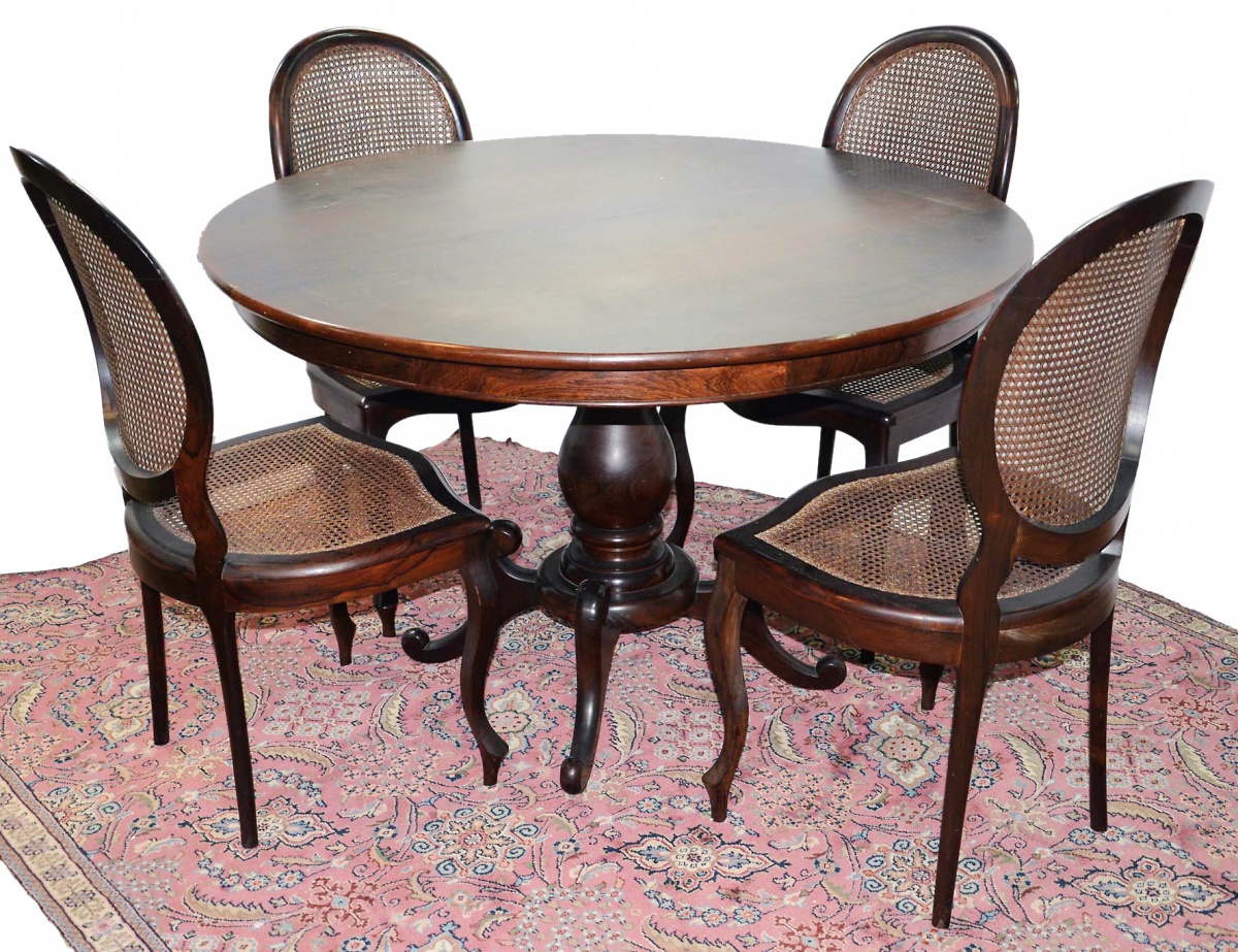 Mesa de jantar de jacarandá, tampo redondo com 1,20 m. de diâmetro...