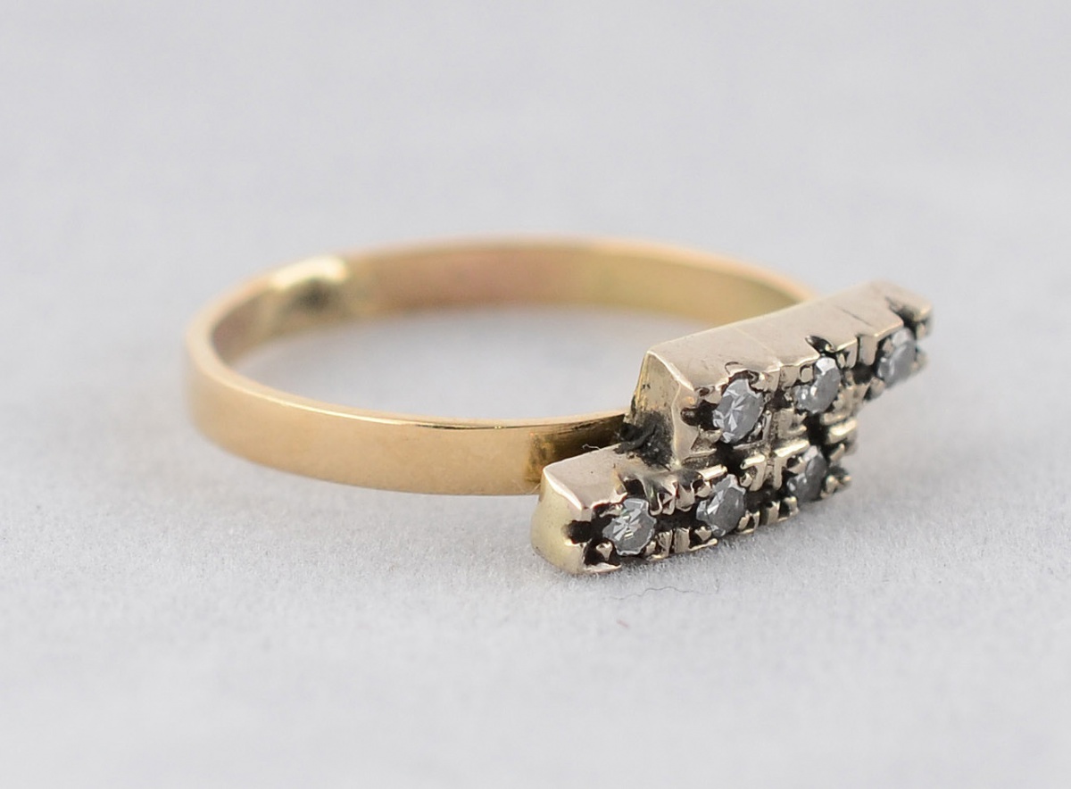 Anel de ouro 18 k com seis brilhantes com 0,30 ct - 3g - Aro 18. - foto 1 de 2