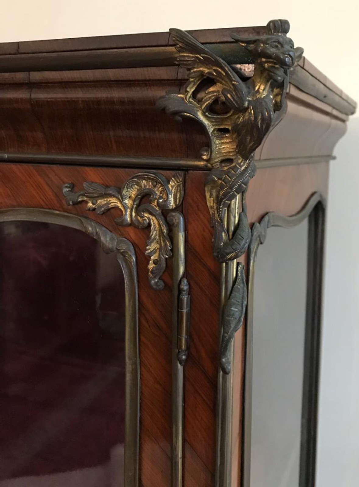 Vitrine francesa de madeira nobre, pintura na porta em "verniz... - foto 5 de 10