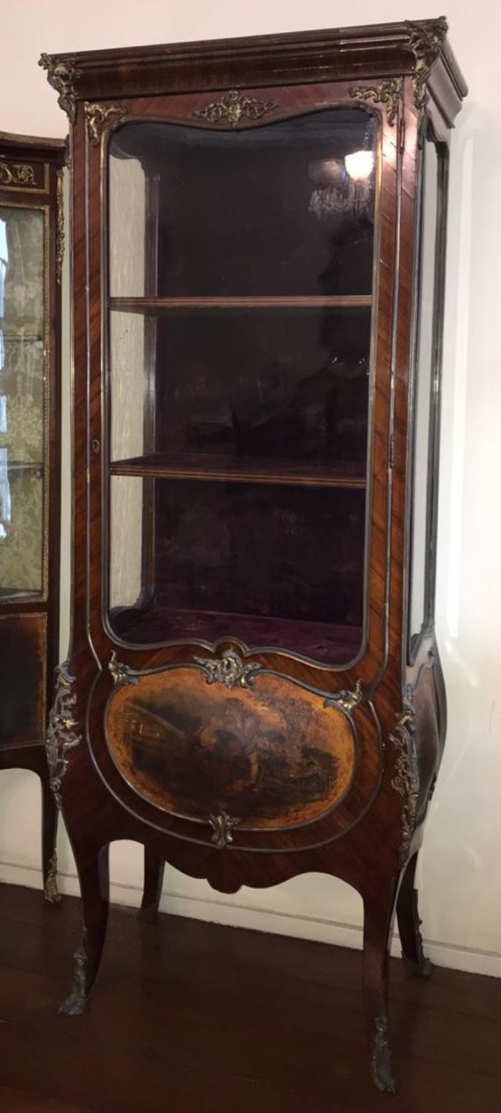 Vitrine francesa de madeira nobre, pintura na porta em "verniz... - foto 7 de 10