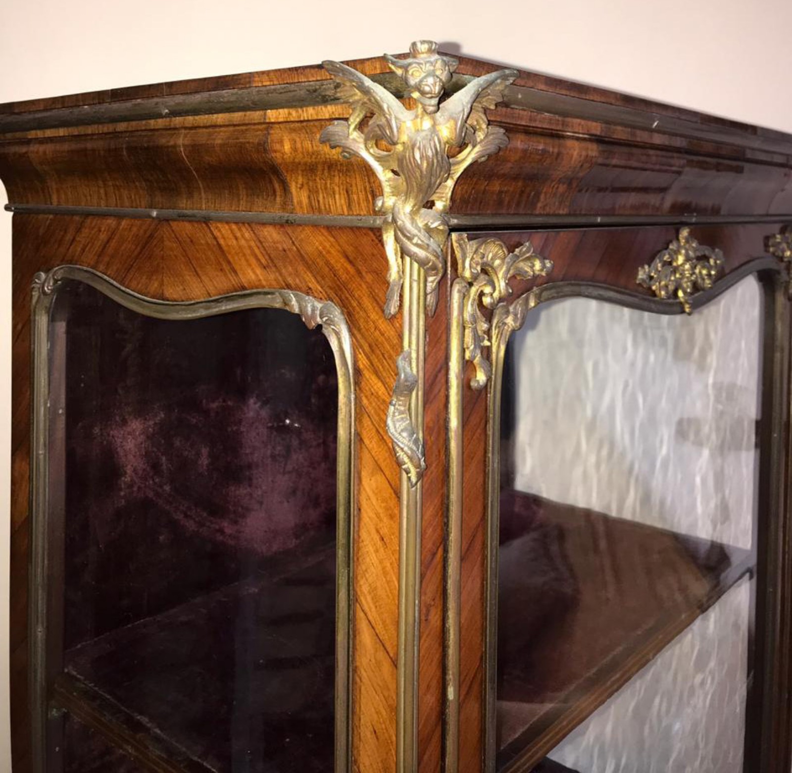 Vitrine francesa de madeira nobre, pintura na porta em "verniz... - foto 8 de 10