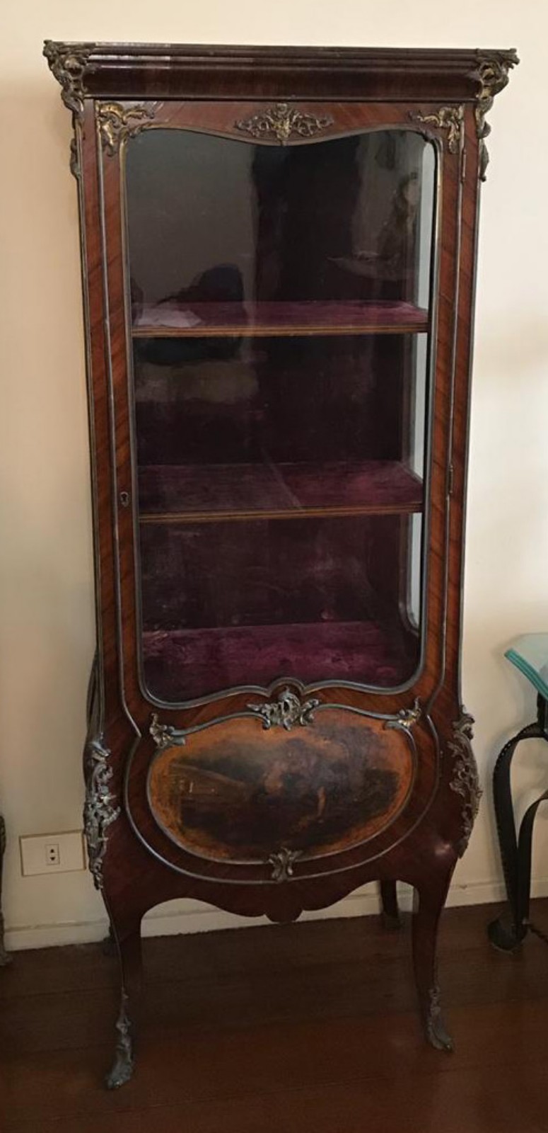Vitrine francesa de madeira nobre, pintura na porta em "verniz... - foto 9 de 10