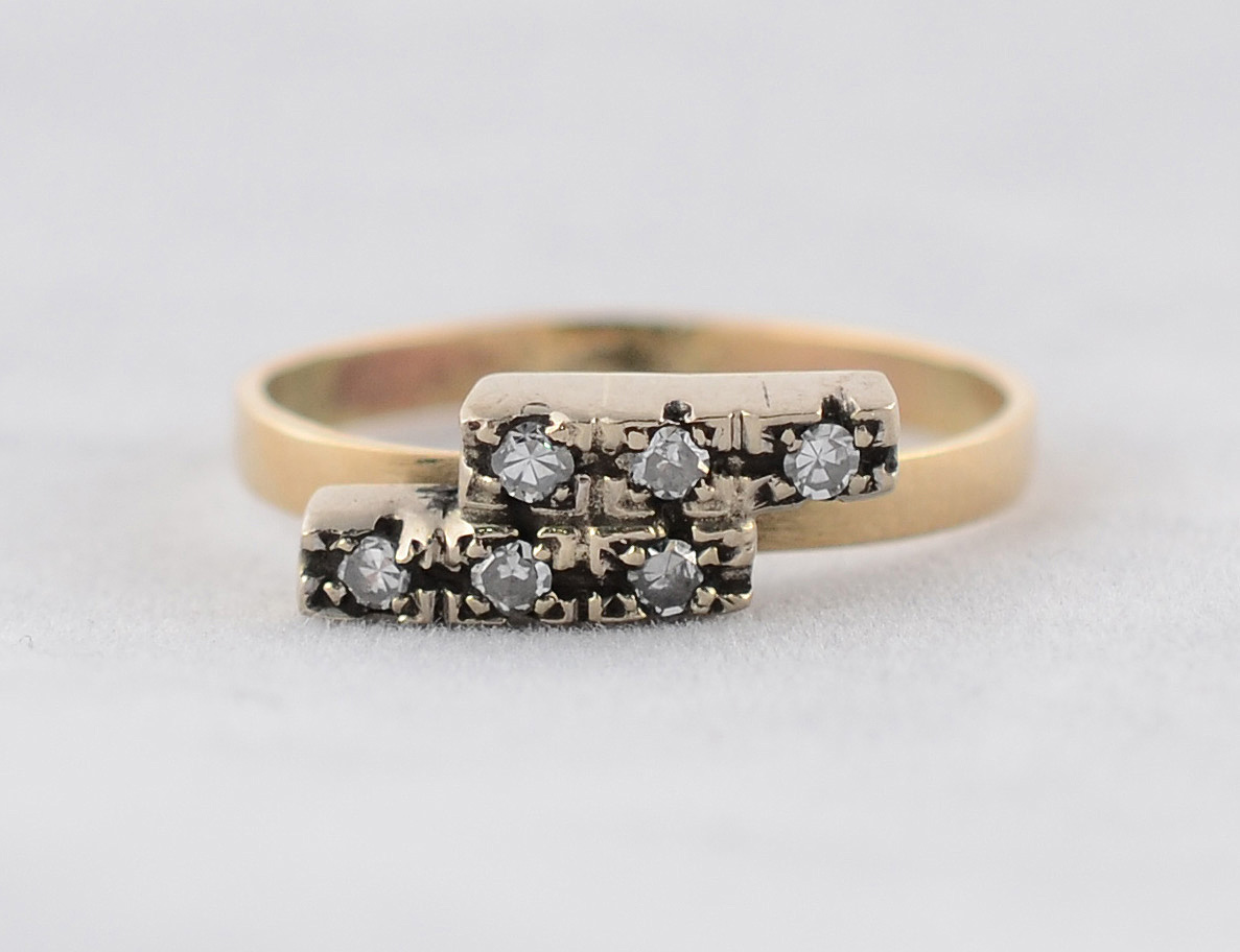 Anel de ouro 18 k com seis brilhantes com 0,30 ct - 3g - Aro 18. - foto 2 de 2