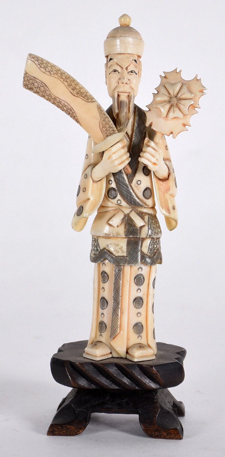 Estatueta de marfim representando figura com facão, base de madeira... - foto 1 de 3
