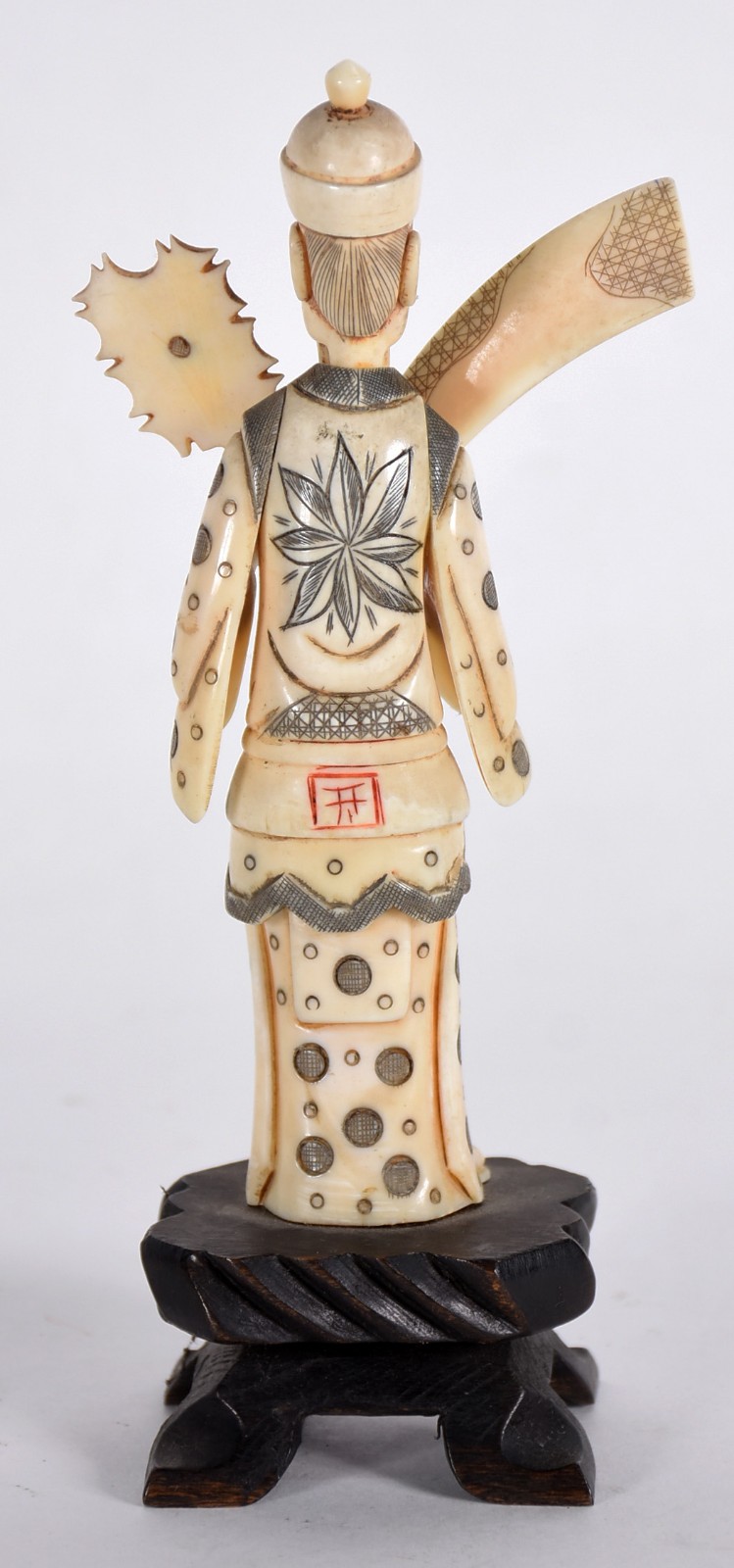 Estatueta de marfim representando figura com facão, base de madeira... - foto 3 de 3