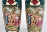 Par de vasos de porcelana tcheca ricamente deco... - Par de vasos de porcelana tcheca ricamente decorados com cenas romanas em policromia. Marcados na base.