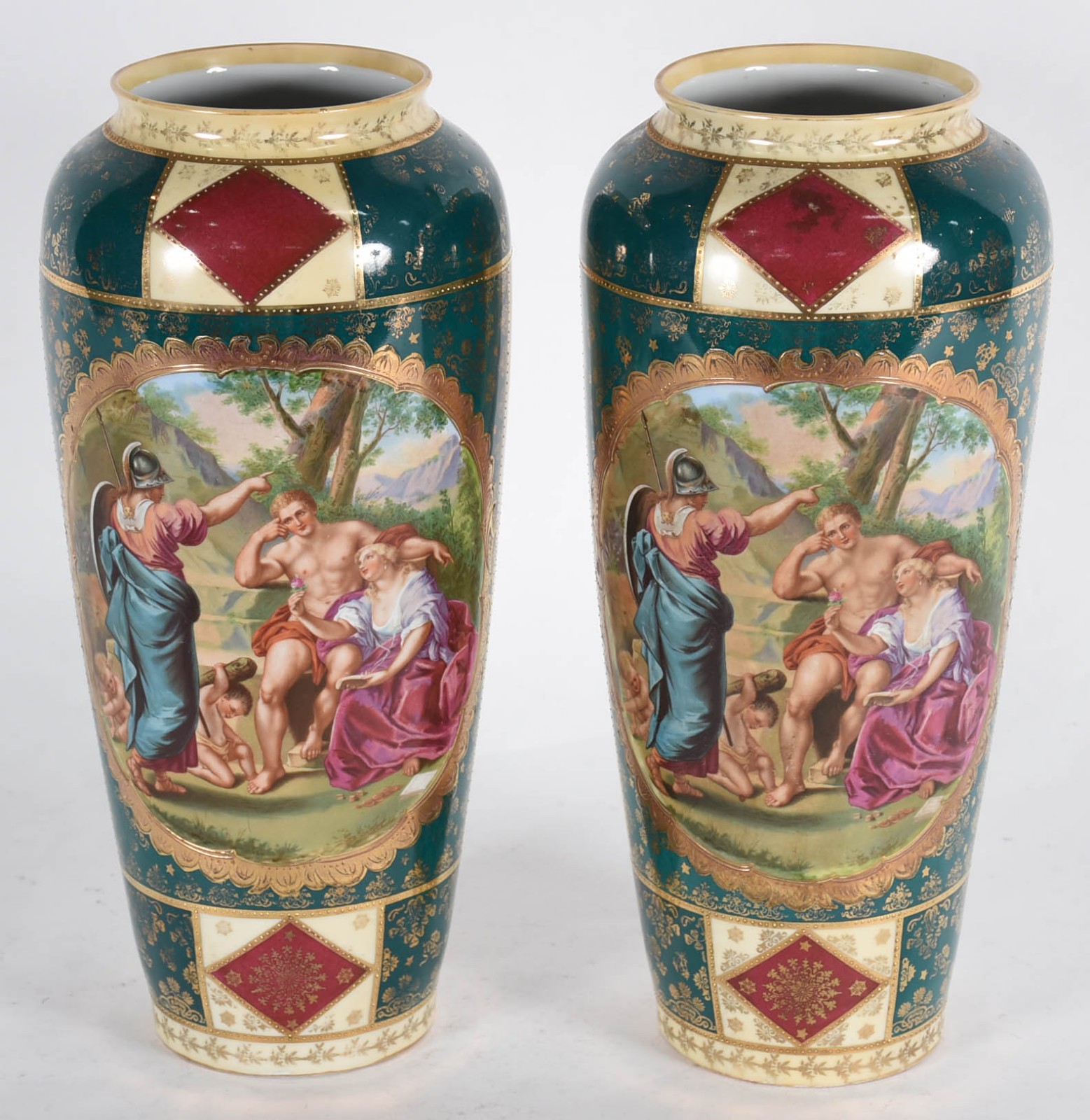 Par de vasos de porcelana tcheca ricamente decorados com cenas... - foto 1 de 5