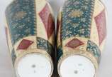 Par de vasos de porcelana tcheca ricamente deco... - Par de vasos de porcelana tcheca ricamente decorados com cenas romanas em policromia. Marcados na base.