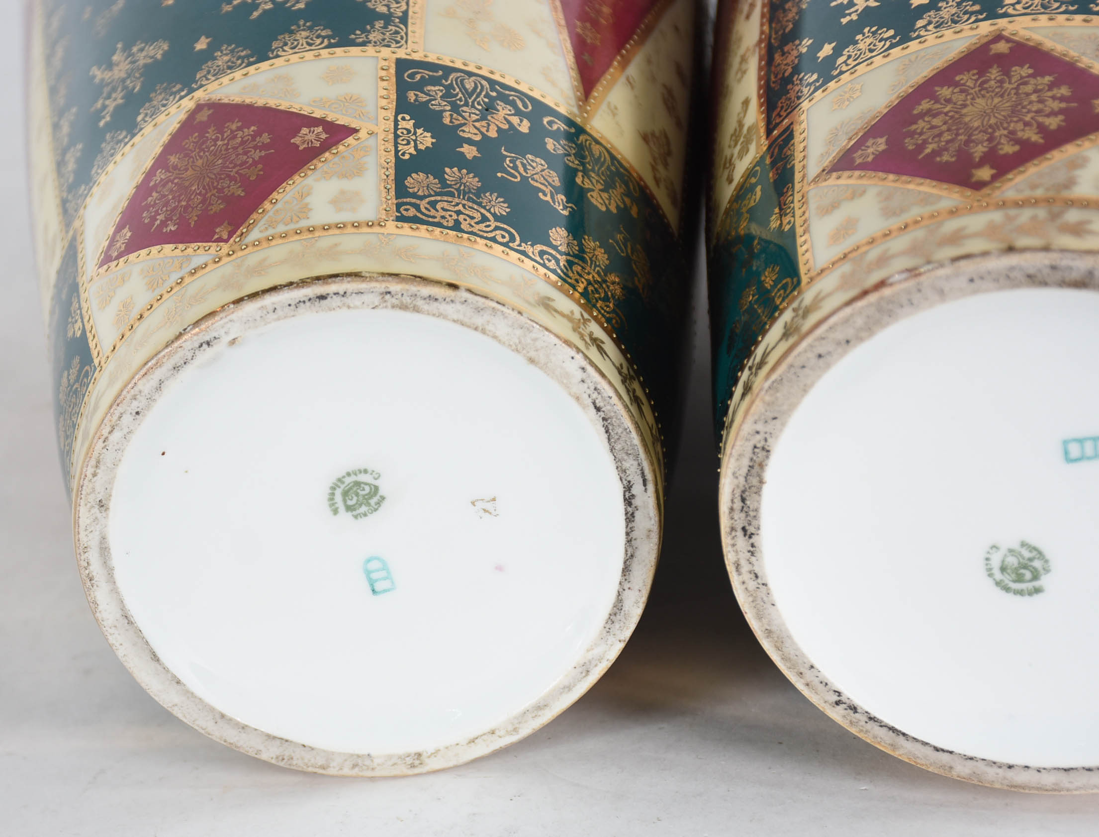 Par de vasos de porcelana tcheca ricamente decorados com cenas... - foto 5 de 5