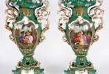 Par de excepcionais ânforas de porcelana france... - Par de excepcionais ânforas de porcelana francesa Velho Paris, ricamente decoradas com cenas românticas de um lado e arranjos florais do outro, ...