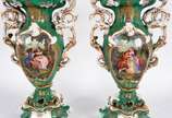 Par de excepcionais ânforas de porcelana france... - Par de excepcionais ânforas de porcelana francesa Velho Paris, ricamente decoradas com cenas românticas de um lado e arranjos florais do outro, ...