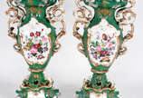 Par de excepcionais ânforas de porcelana france... - Par de excepcionais ânforas de porcelana francesa Velho Paris, ricamente decoradas com cenas românticas de um lado e arranjos florais do outro, ...