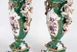 Par de excepcionais ânforas de porcelana france... - Par de excepcionais ânforas de porcelana francesa Velho Paris, ricamente decoradas com cenas românticas de um lado e arranjos florais do outro, ...