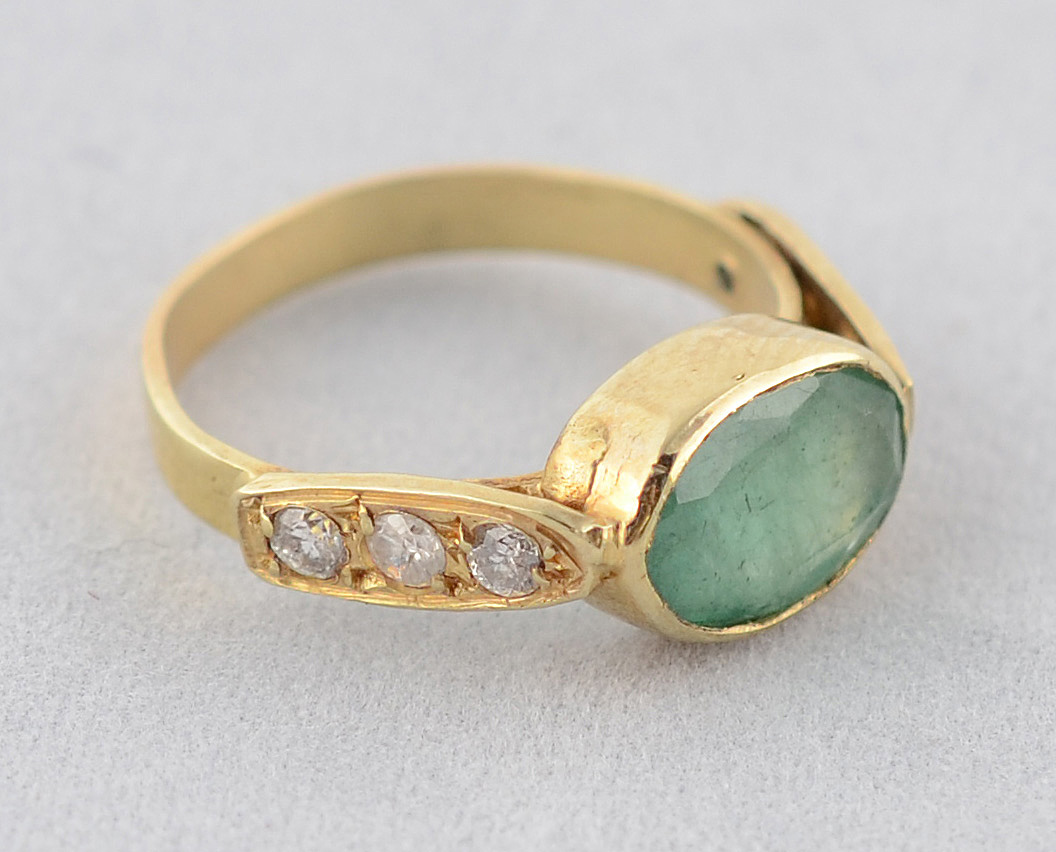Anel de ouro 18 k com uma esmeralda com 2,60 ct e seis brilhantes com... - foto 1 de 2