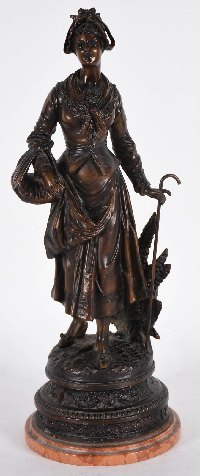 Estatueta de petit bronze representando camponesa (faltando 1 dedo)... - foto 1 de 4