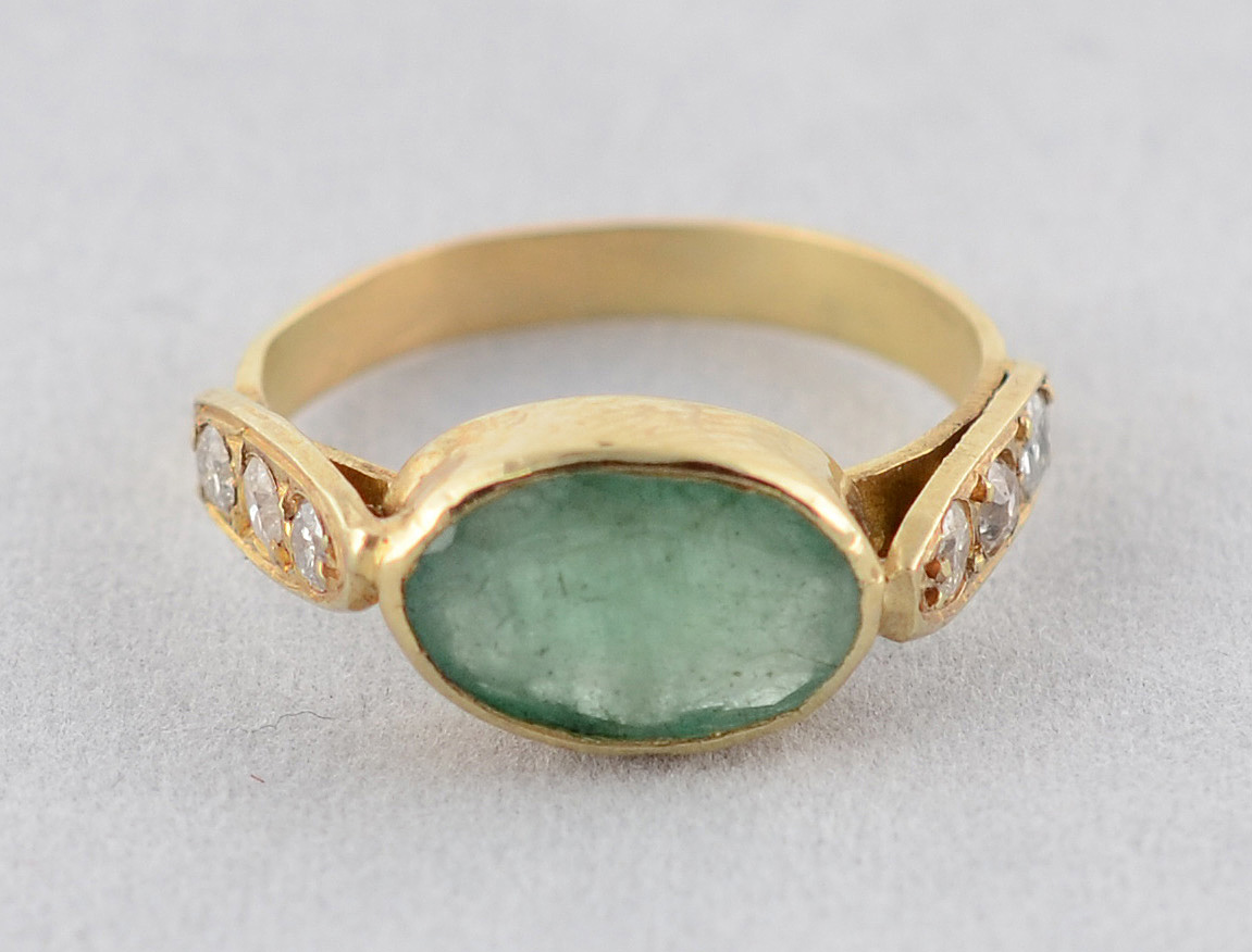 Anel de ouro 18 k com uma esmeralda com 2,60 ct e seis brilhantes com... - foto 2 de 2