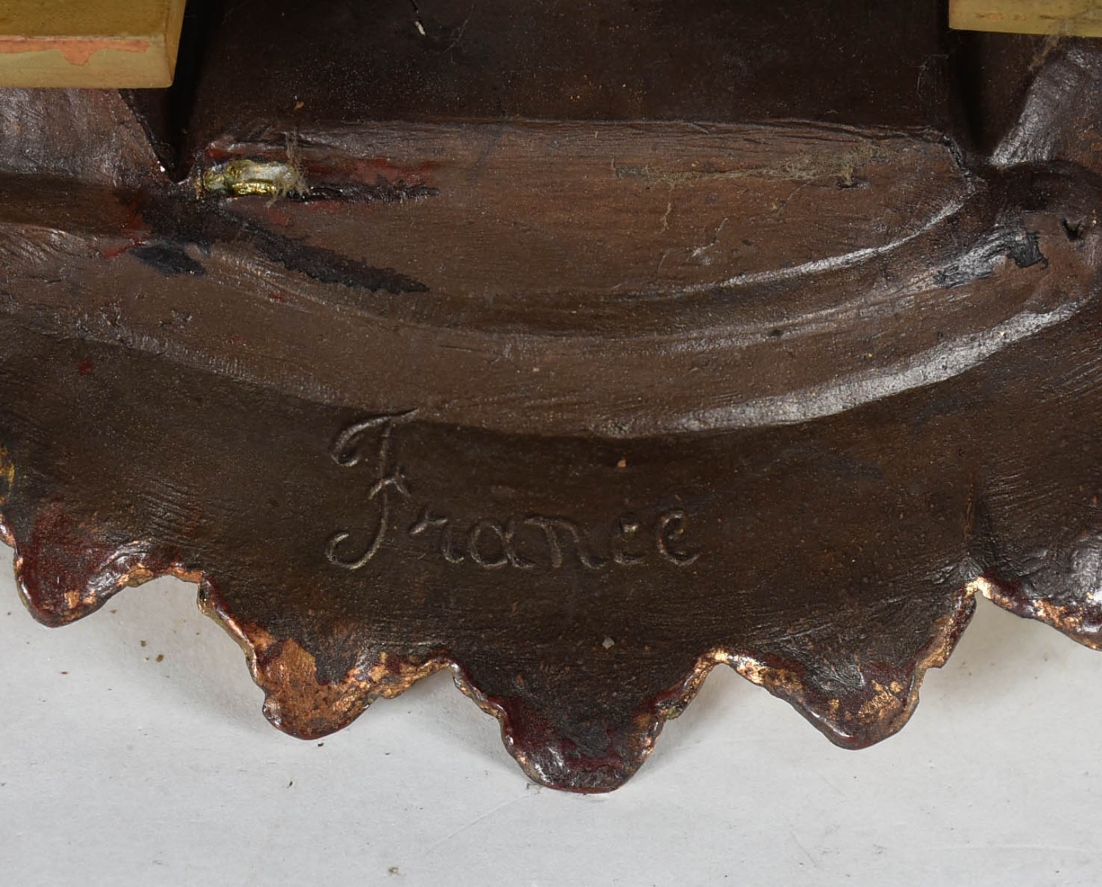 Terno frances de metal dourado composto por relógio ladeado por... - foto 10 de 10