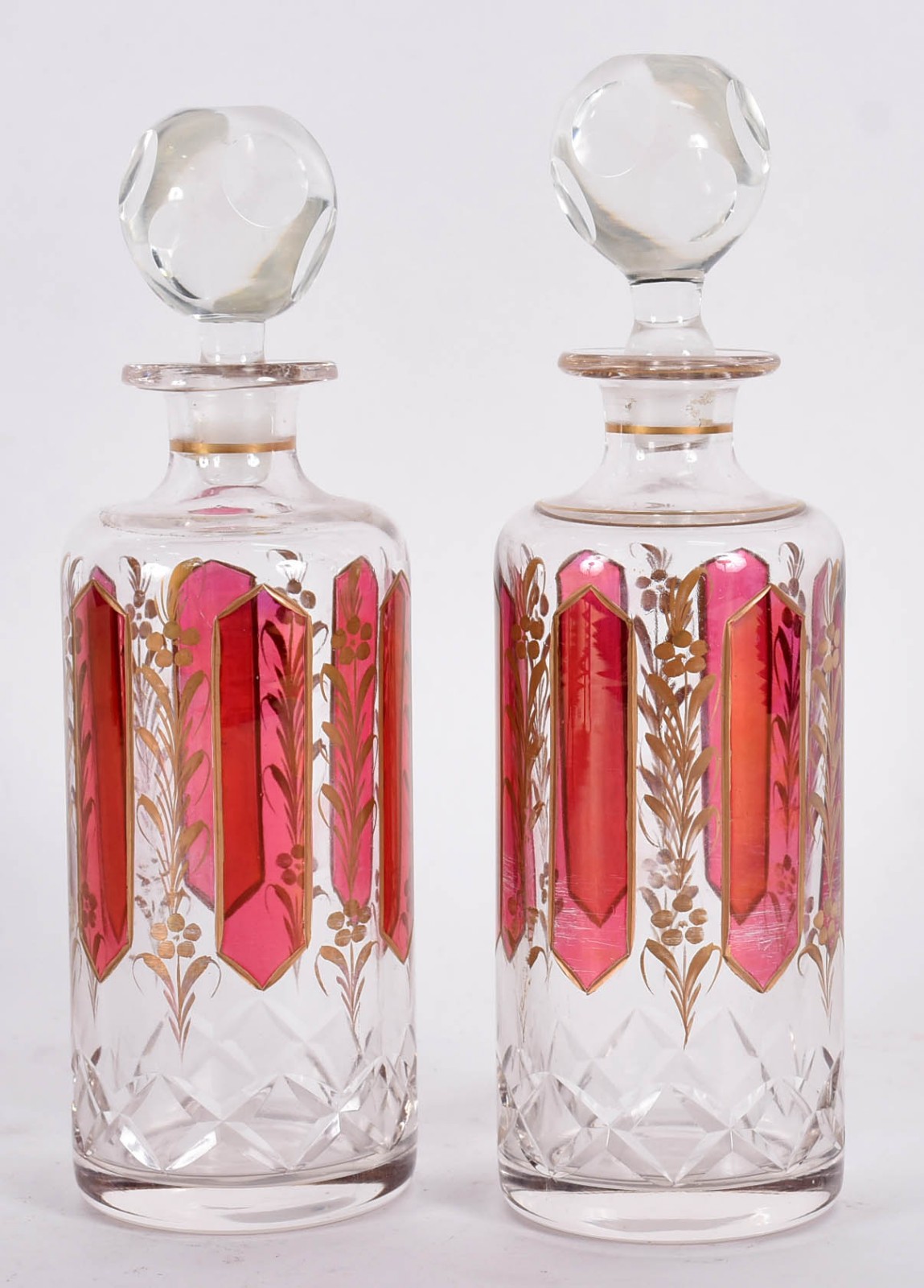 Conjunto com duas licoreiras de cristal com detalhes vermelhos... - foto 4 de 6