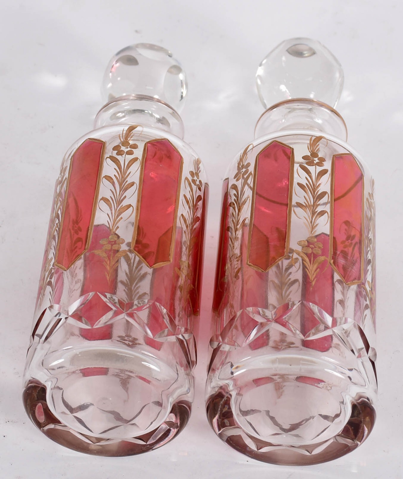 Conjunto com duas licoreiras de cristal com detalhes vermelhos... - foto 6 de 6