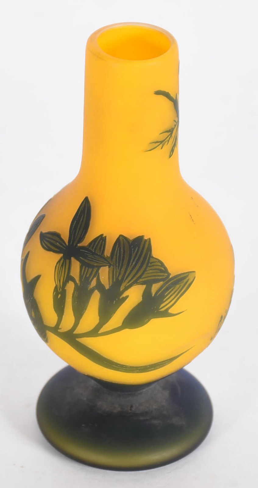 Vaso de pasta de vidro com fundo amarelo e flores em cameo verde... - foto 1 de 4