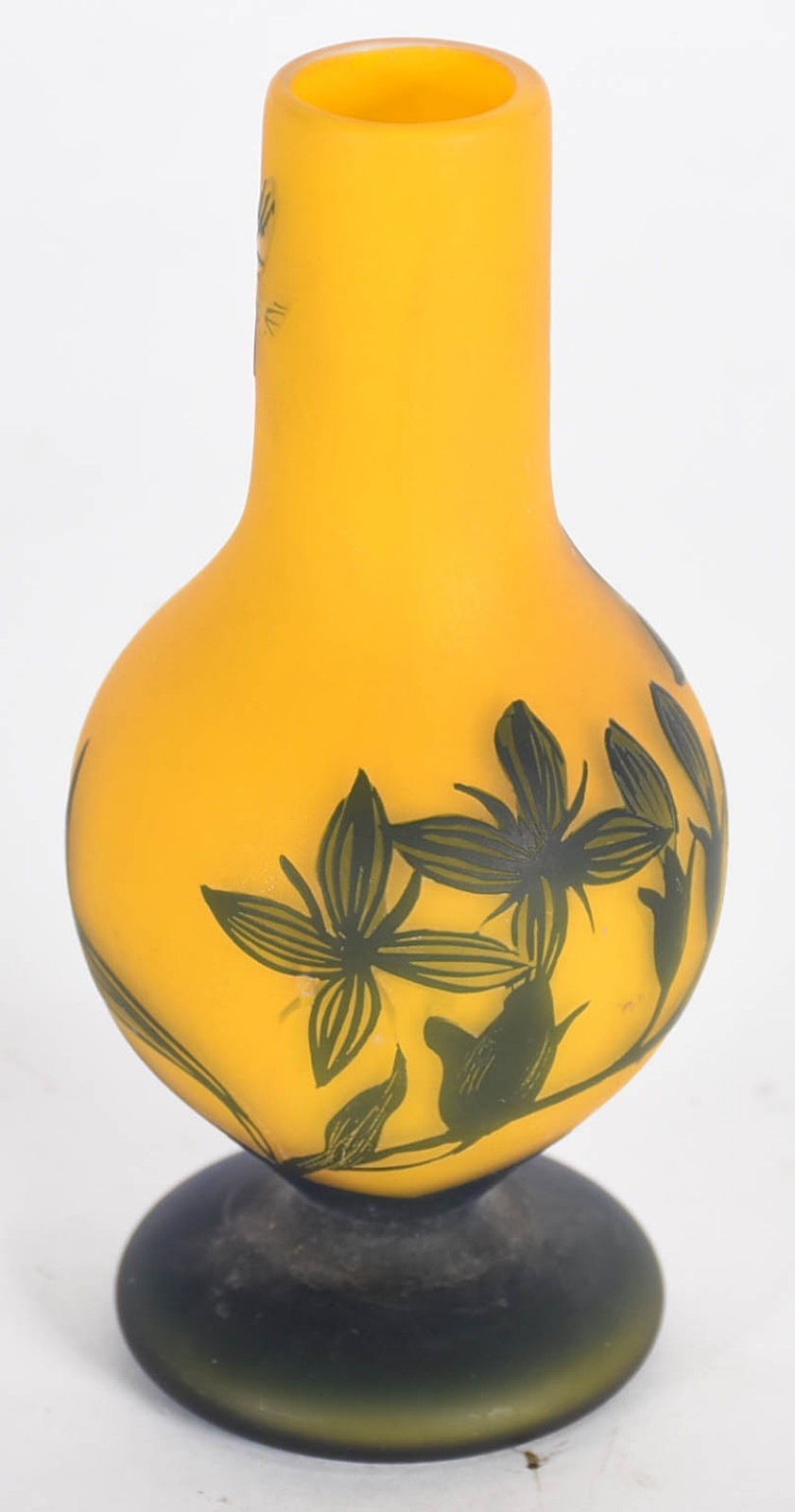 Vaso de pasta de vidro com fundo amarelo e flores em cameo verde... - foto 3 de 4