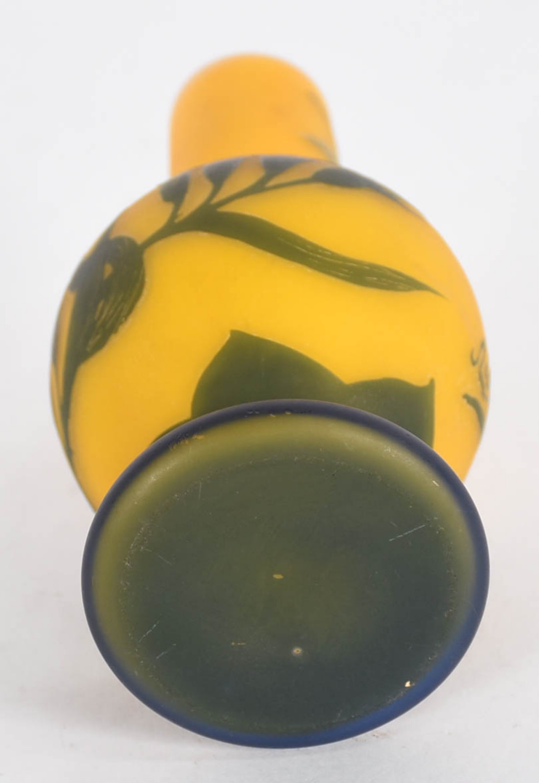 Vaso de pasta de vidro com fundo amarelo e flores em cameo verde... - foto 4 de 4